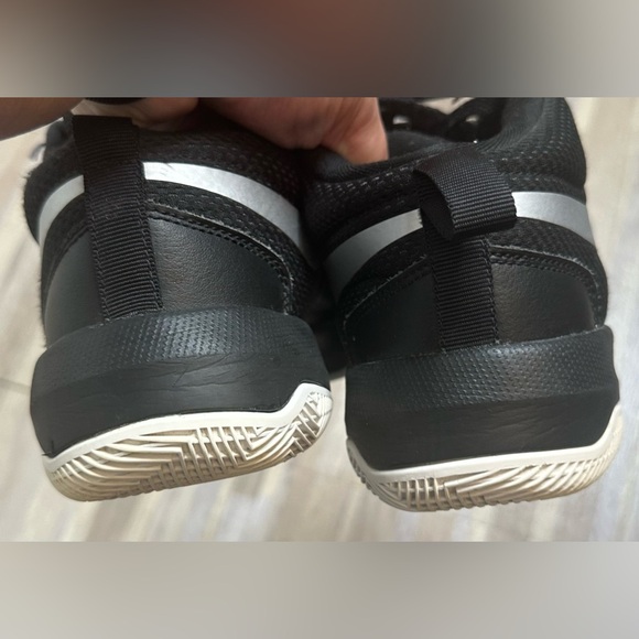 Nike Team Hustle D8 Black Basketball Shoes, Size 6Y - Picture 14 of 15